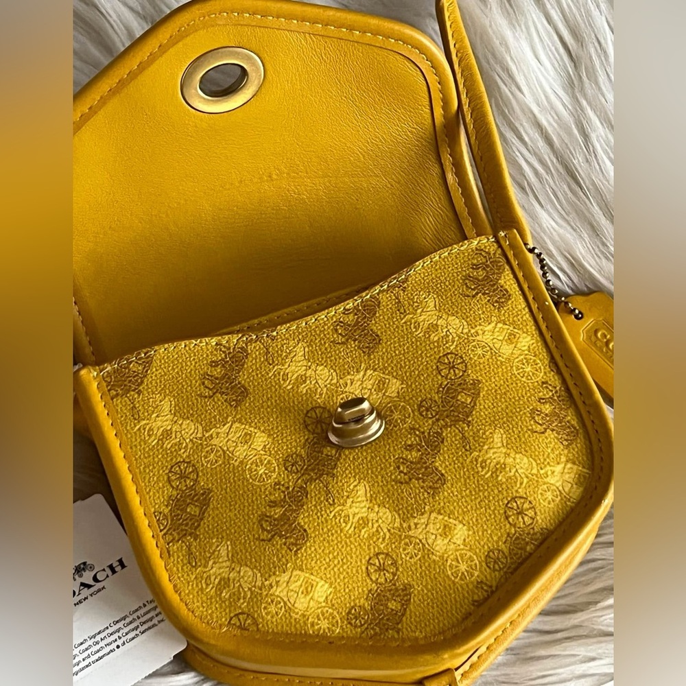 2891 - Coach Turnlock Flap Pouch 15 With Horse And Carriage Print - Picture 6 of 14